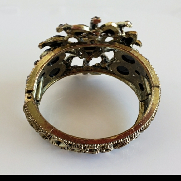 Old gold tone bracelet with black stones - Picture 3 of 13